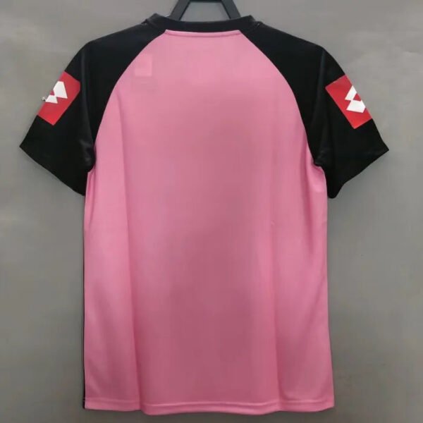 Juventus Retro Pink Goalkeeper Jersey 2002/03 - Image 2